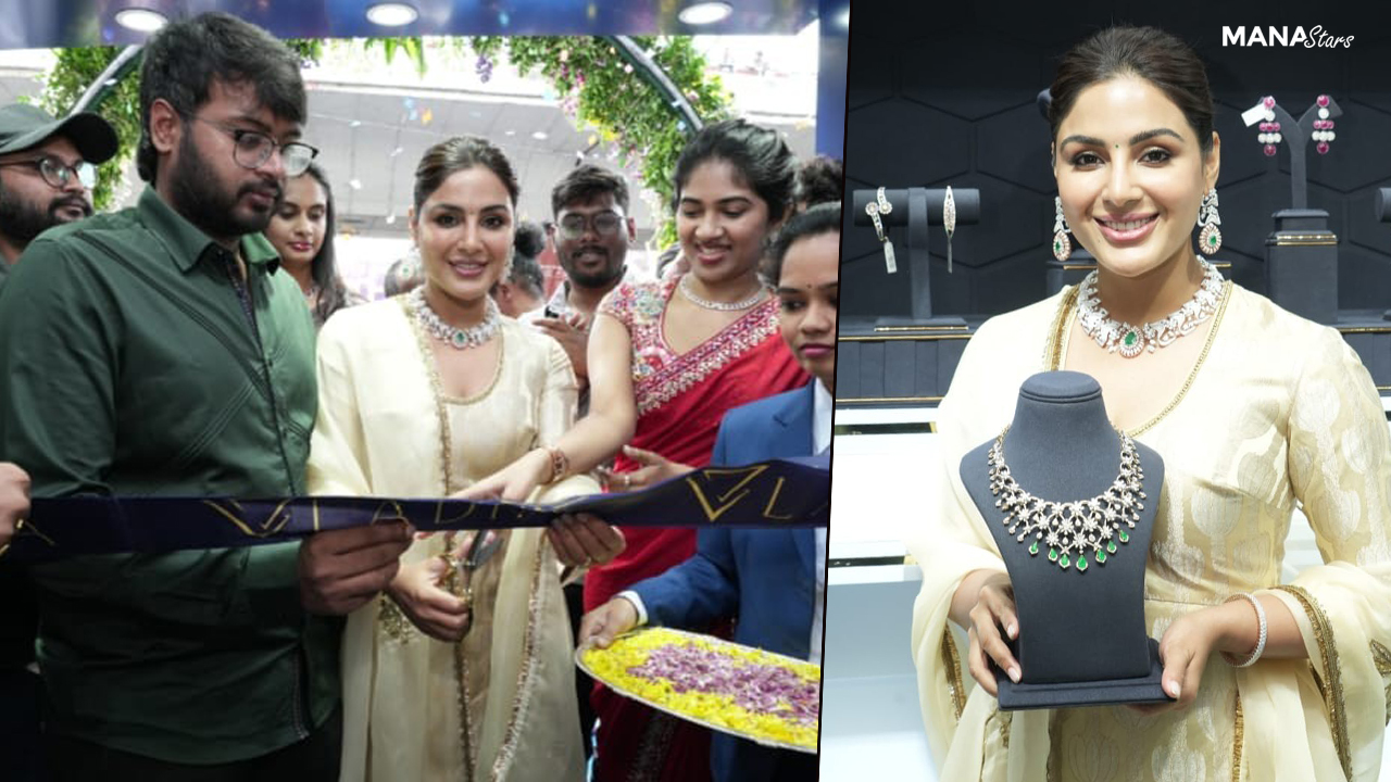 విశాఖలో సందడి చేసిన సినీనటి సంయుక్త మీనన్